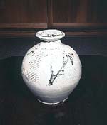 白釉鉄絵の壺